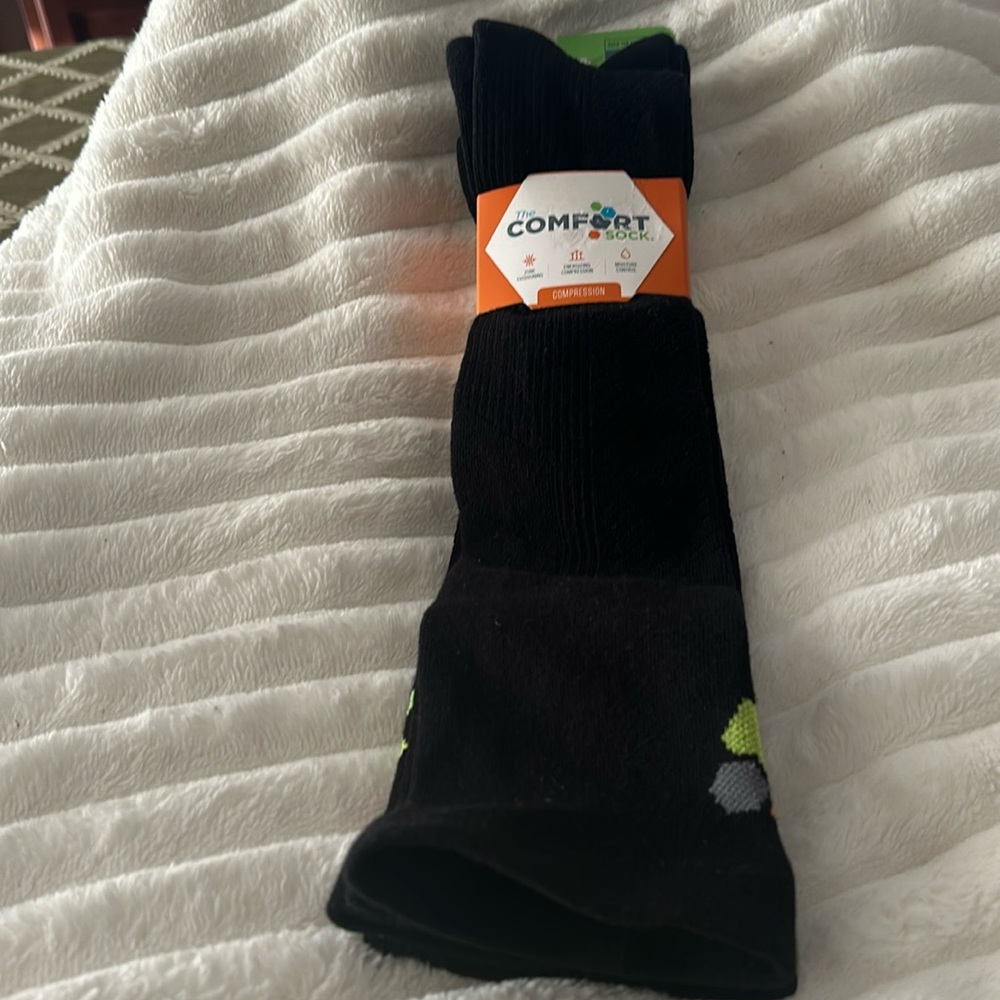 NWT 2 pairs COMFORT SOCK with zone cushioning, energizing compression. Size L